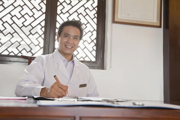 Doctor Writing at His Desk — Stock Photo, Image