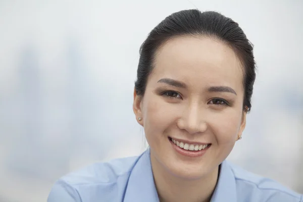 Sorridente giovane donna — Foto Stock