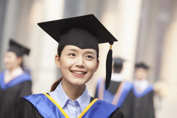 Kvinnliga akademiker leende — Stockfoto