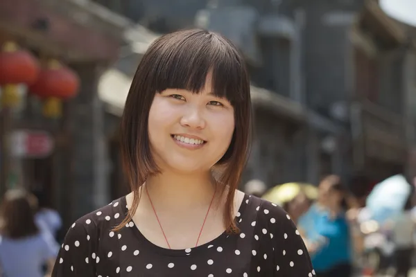 Jeune fille à Pékin en plein air — Photo