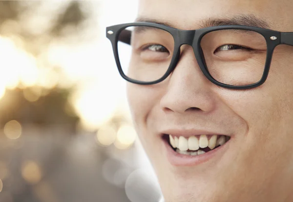 Hombre con gafas sonriendo — Foto de Stock