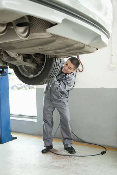 Mechanic Adjusting Tire — Stock Photo, Image