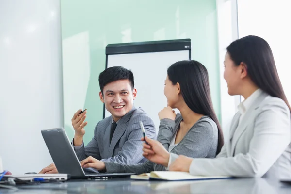 Geschäftsleute arbeiten zusammen — Stockfoto