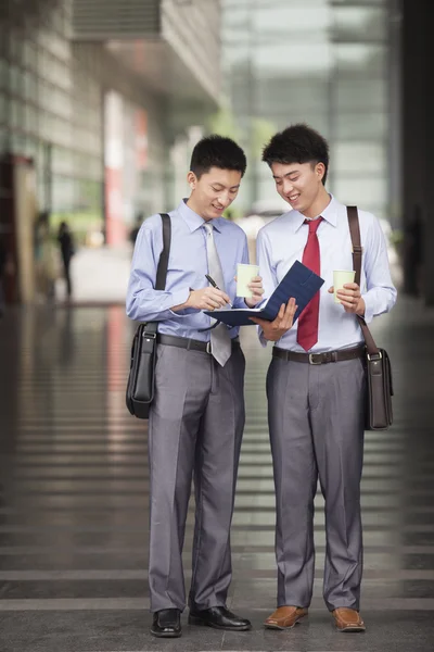 Twee jonge ondernemers werken buiten — Stockfoto