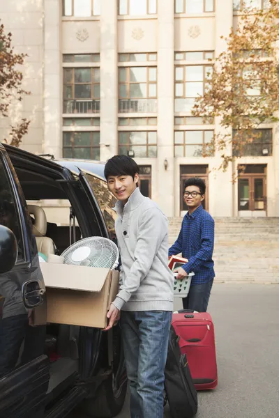 Students moving into dormitory on college campus — Stock Photo, Image