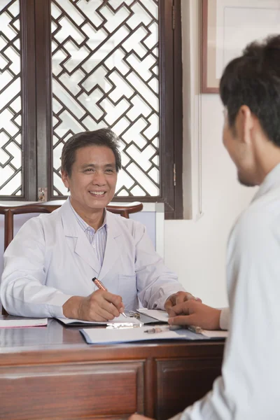 Reunião do médico com um paciente — Fotografia de Stock