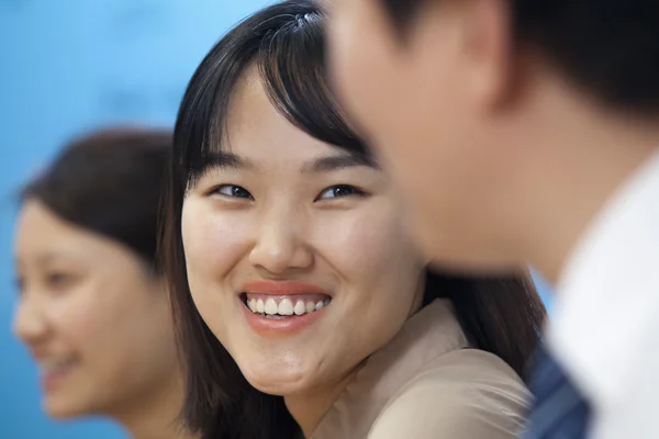 Mensen uit het bedrijfsleven hebben zitting in de bestuurskamer — Stockfoto