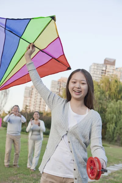 孙女和祖父母与在公园里放风筝 — 图库照片