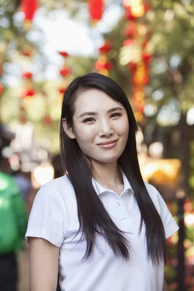 Mujer joven sonriente en Nanluoguxiang — Foto de Stock