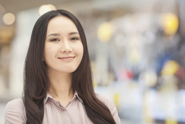 Smilende ung kvinde - Stock-foto