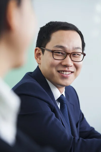 Un om de afaceri zâmbind la colegiu — Fotografie, imagine de stoc