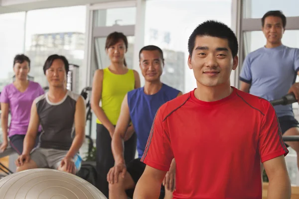 Personnes faisant de l'exercice dans la salle de gym — Photo