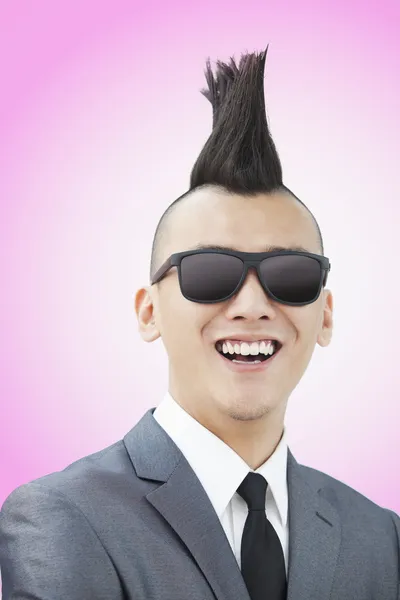 Jeune homme bien habillé avec Mohawk — Photo