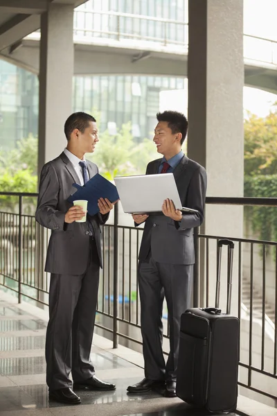 Deux jeunes hommes d'affaires travaillant en plein air — Photo