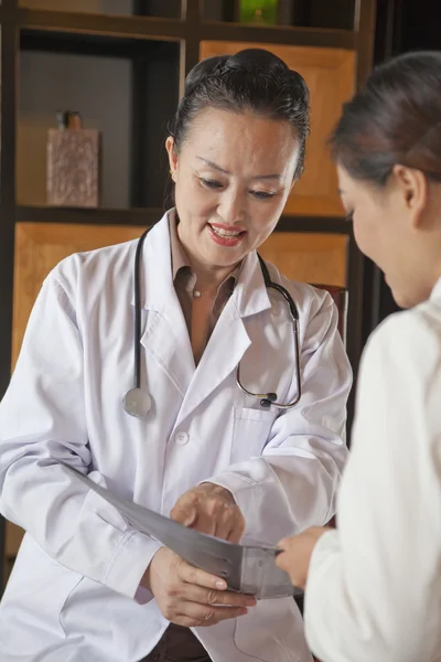 Doctor Discussing Medical Chart with Nurse — Stock Photo, Image