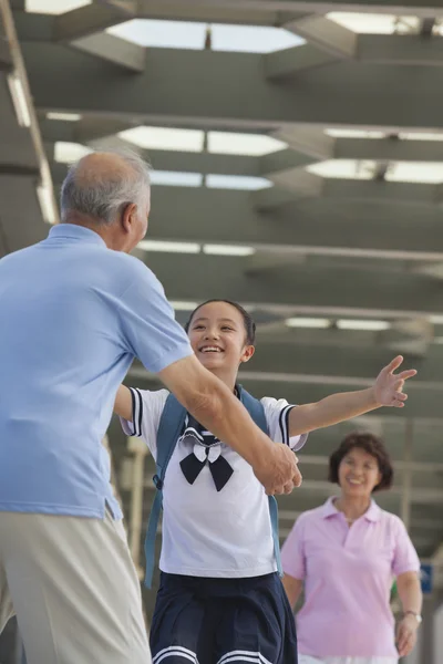 Внучка бежит к дедушке — стоковое фото