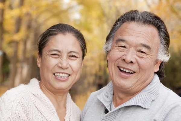 Old couple in park — Stock Photo, Image