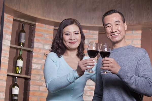 Pareja madura en una cata de vinos — Foto de Stock