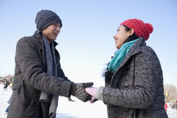 Couple holding hands at ice rink — Stock Photo, Image