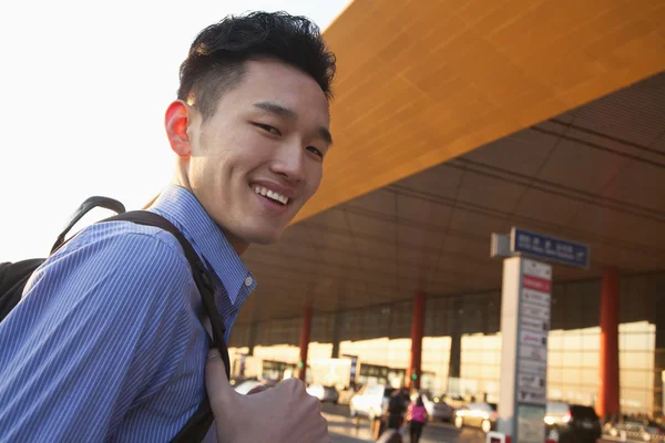 Traveler portrait outside of airport — Stock Photo, Image