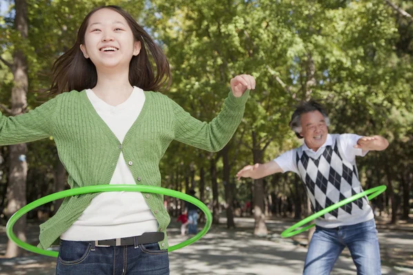 Nipotina con nonno con cerchio di plastica — Foto Stock