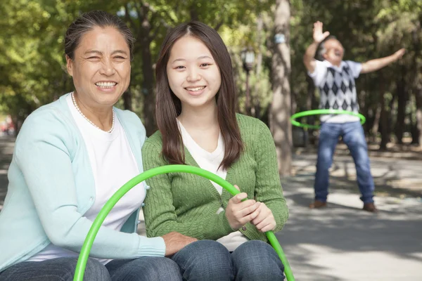 Nieta con abuelos con aro de plástico — Foto de Stock