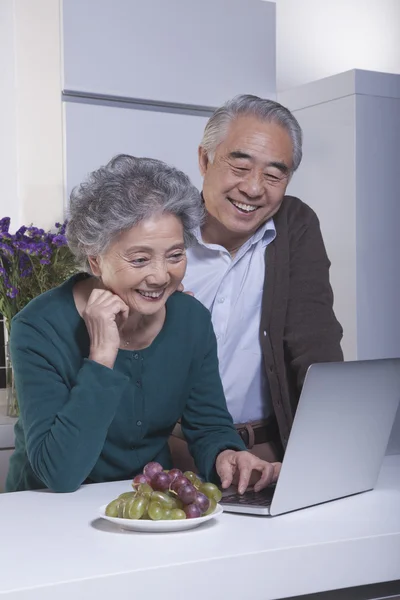 Зрелая пара смотрит на ноутбук — стоковое фото