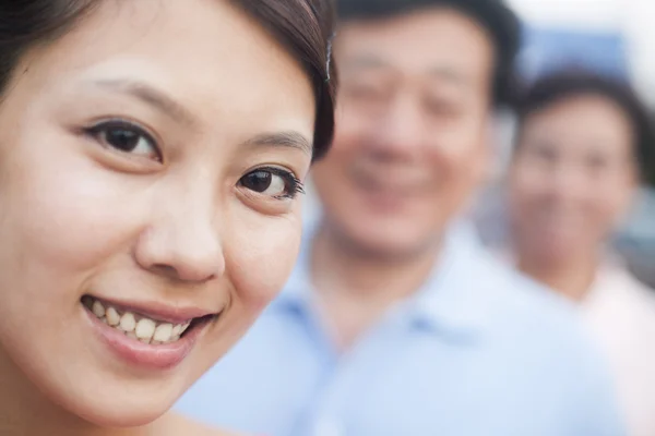 Femme souriant avec ses parents — Photo