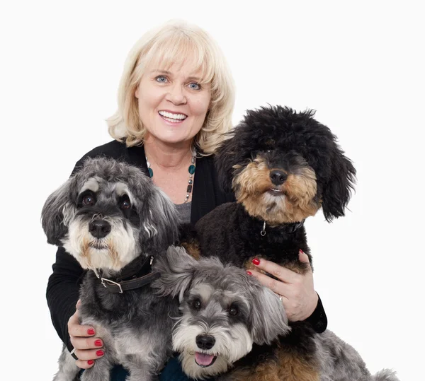 Mujer abrazando a sus perros —  Fotos de Stock