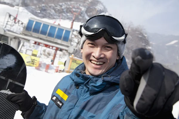 Snowboarder dans la station de ski — Photo