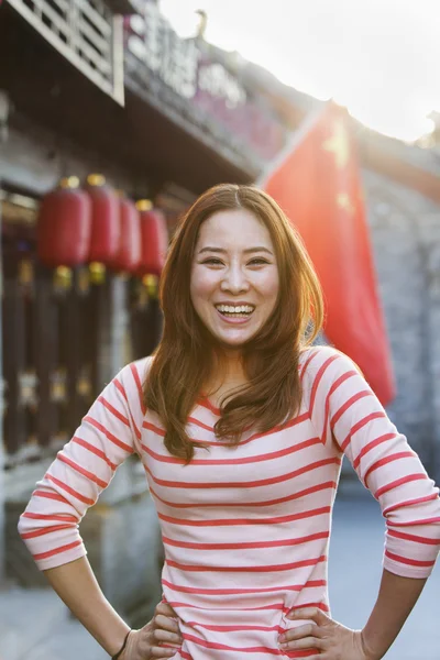 Junge Frau in houhai — Stockfoto