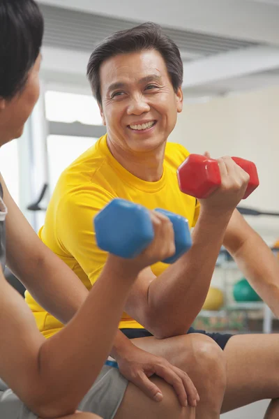 Mogna män lyfta vikter i gymmet — Stockfoto
