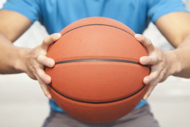 basket topu tutan adam