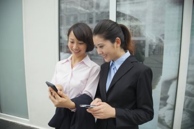 cep telefonlarını arayan iş kadınları