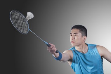 Badminton oynayan genç adam.
