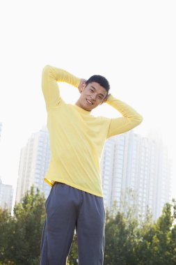 atletik adam parkta ayakta