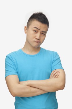 Genç adam kollarını kavuşturdu.