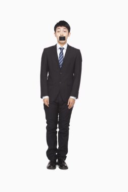 ağız içinde siyah bant ile işadamı