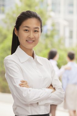 kollarını çapraz işkadını