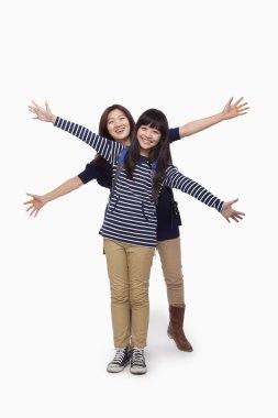 madre e figlia con le braccia aperte