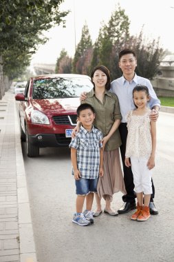 Araba yol üzerinde önünde aile portresi