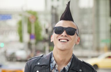 남자 펑크와 모호크 미소