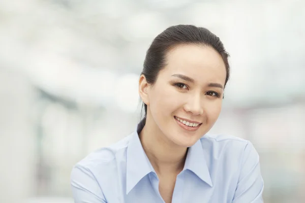 Smilende ung kvinde - Stock-foto