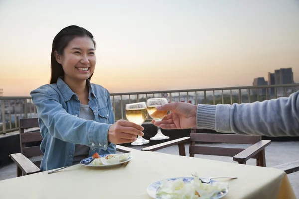 Casal comendo no topo do telhado — Fotografia de Stock