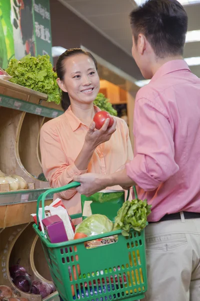 Couple achetant des légumes au supermarché — Photo