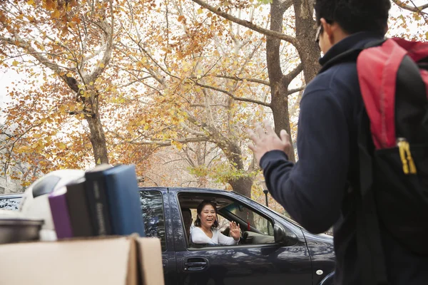 Family dropping off their son at college — Stock Photo, Image