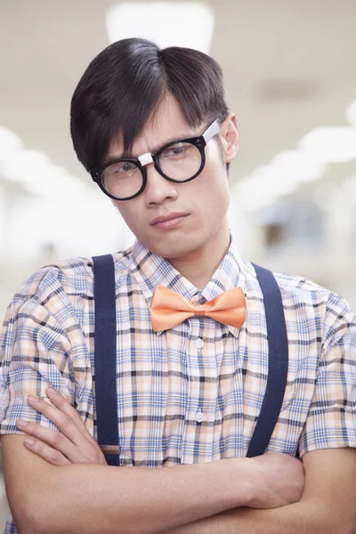 Любопытный молодой человек в очках — стоковое фото