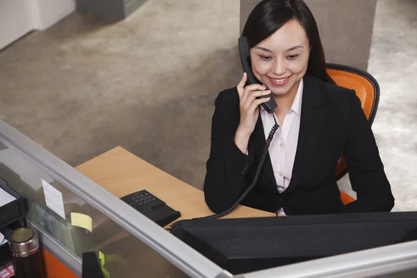 Empresaria al teléfono en la oficina — Foto de Stock