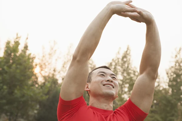 Uomo muscolare stretching — Foto Stock