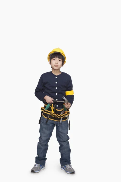 Мальчик, одетый как конструктор — стоковое фото